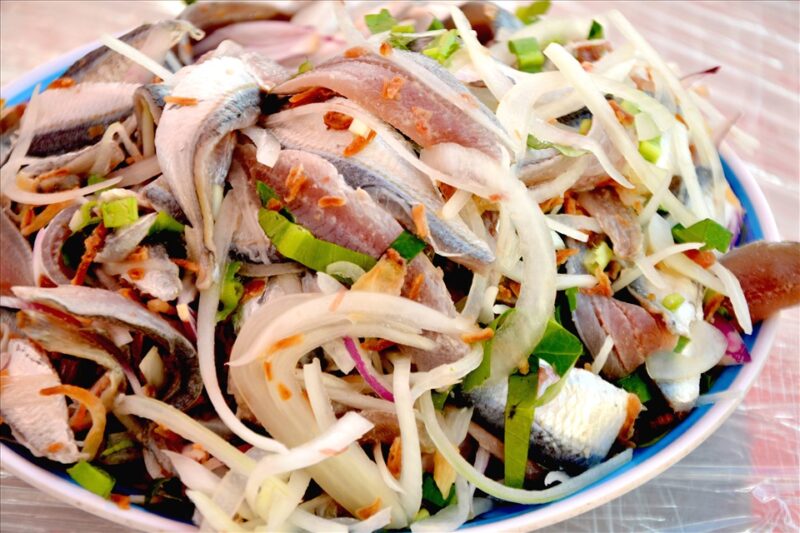 Đặc sản Gỏi Cá Cây Bàng Kiên Giang. Đối với những bạn thích ăn theo kiểu đồ sống được chế biến từ thịt cá tươi thì mình hãy ghé qua thưởng thức món ăn này nhé